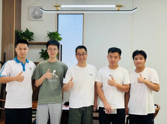 1784340215363489.jpg 佛山市季华中学黄思源