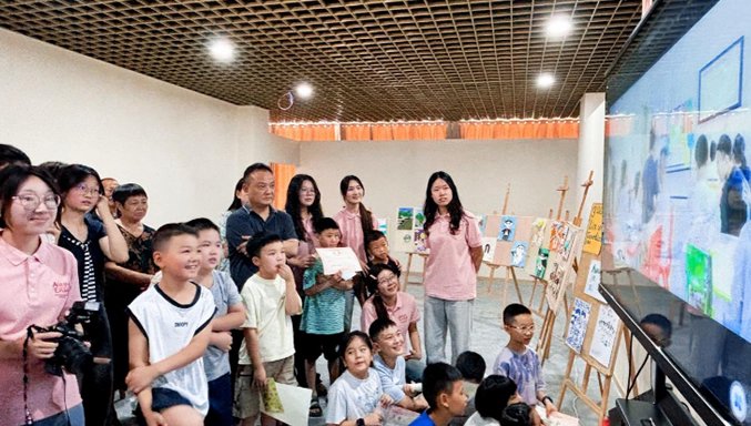 1785893882738898.jpg 星火乡村美术馆内一派温馨热闹的景象