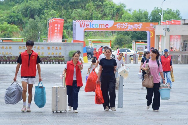 1787564636441592.jpg 崭新校园氛围隆重热烈
